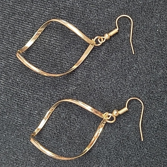 18KT GOLD PLATED TWISTED GEOMETRIC DANGLE EARRINGS - Picture 6 of 7